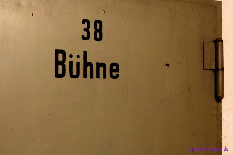 Hinter der Bhne